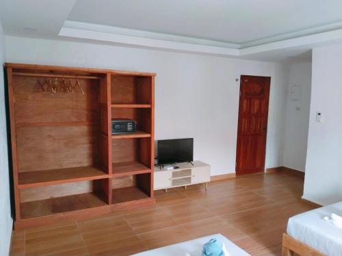 TV a/nebo společenská místnost v ubytování Alona Garden Suites