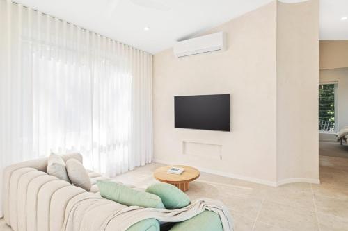 Una televisión o centro de entretenimiento en Luxurious Mediterranean-Inspired Guesthouse