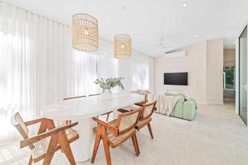 Una televisión o centro de entretenimiento en Luxurious Mediterranean-Inspired Guesthouse