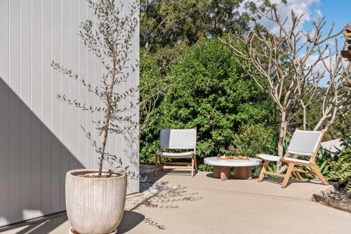 Un jardín fuera de Luxurious Mediterranean-Inspired Guesthouse