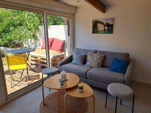 un salon avec un canapé et une table dans l'établissement Les Bruyères, à Marseille