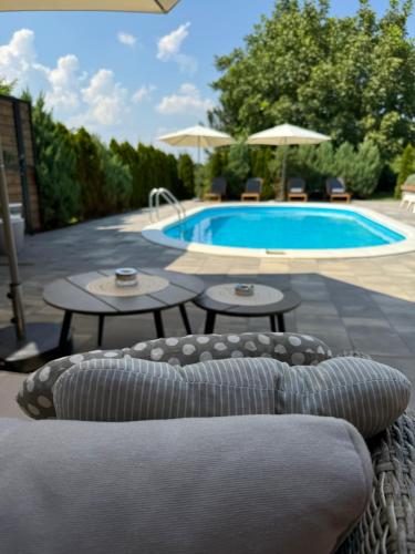 Bazén v ubytování Fruska nebo v jeho okolí