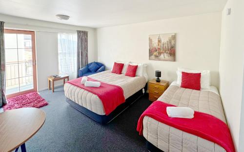 Кровать или кровати в номере Addington Stadium Motel