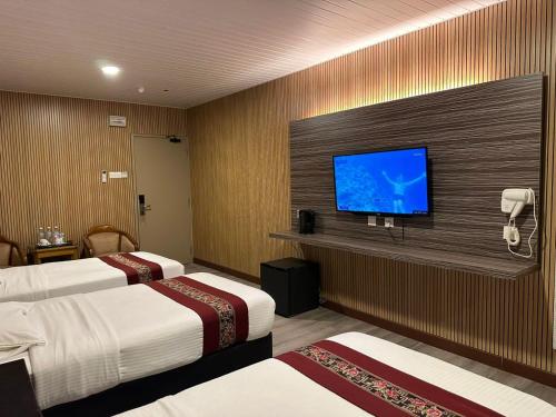 スレンバンにあるSS Hotel Serembanのベッド2台と薄型テレビ付きのホテルの部屋