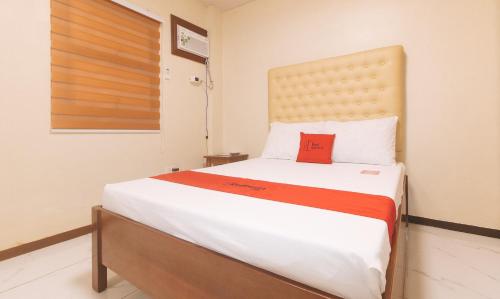 Postel nebo postele na pokoji v ubytování RedDoorz at GaDi Hotel San Jose del Monte City