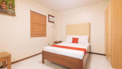 Postel nebo postele na pokoji v ubytování RedDoorz at GaDi Hotel San Jose del Monte City