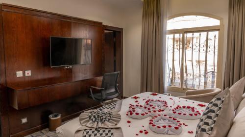 a hotel room with a bed and a television at Milan Park Hotel in Taif