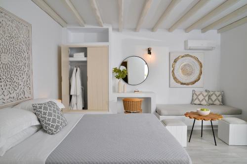 Postel nebo postele na pokoji v ubytování Mythology Villas & Suites