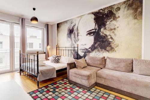 シュチェチンにあるNautica Palaceのリビングルーム(ソファ、大きな絵画付)
