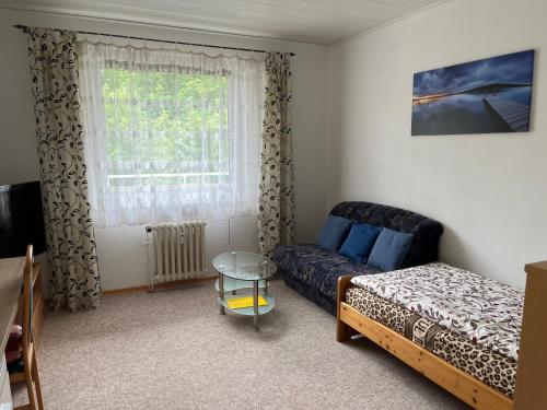 Un dormitorio con una cama y un sofá y una ventana. en HomeSweetHome Free Parking Wifi Elevator Balcony, en Kassel