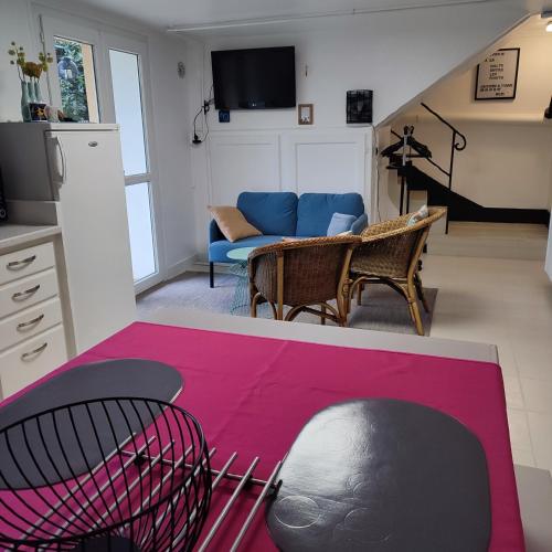 - un salon avec un tapis violet et un canapé dans l'établissement Une - Halte Entre Les Ponts - en toute simplicité, à Saumur