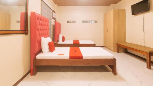 Postel nebo postele na pokoji v ubytování RedDoorz at GaDi Hotel San Jose del Monte City