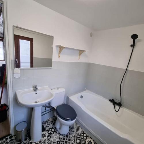 Et badeværelse på Au perchoir duplex dans le centre historique