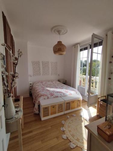 une chambre avec un grand lit dans une pièce dans l'établissement Maison Jardin Jacuzzi proche Disney, à Lagny-sur-Marne