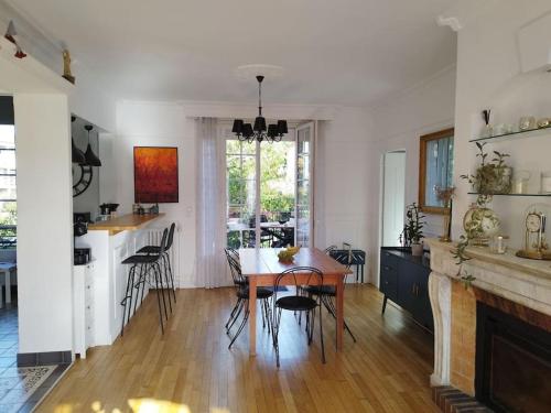 a kitchen and dining room with a table and chairs at Maison Jardin Jacuzzi proche Disney in Lagny