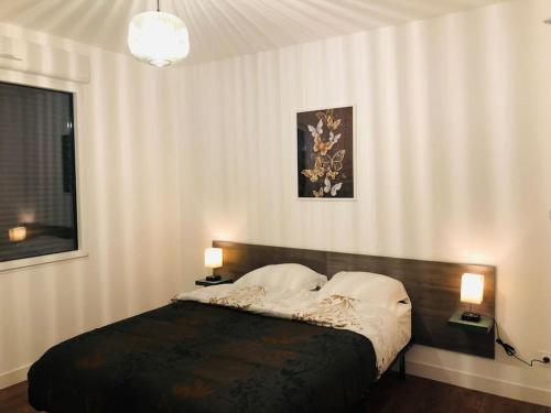 - une chambre avec un lit et deux lumières allumées dans l'établissement La Maison de la Mare, à Prenois