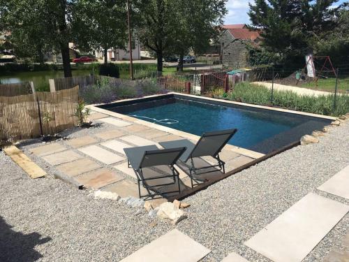 deux chaises assises à côté d'une piscine dans l'établissement La Maison de la Mare, à Prenois
