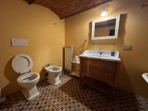 フィレンツェにあるBuonarrotiのトイレと洗面台付きのバスルーム