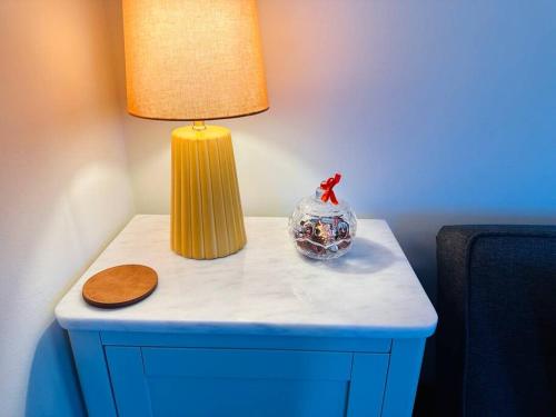 a table with a lamp and a vase on it at Super Loft ubicadísimo cerca Visas Hospital in Heroica Nogales