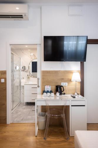 a kitchen with a white table and a sink at Venecia Plaza Centro in Valencia