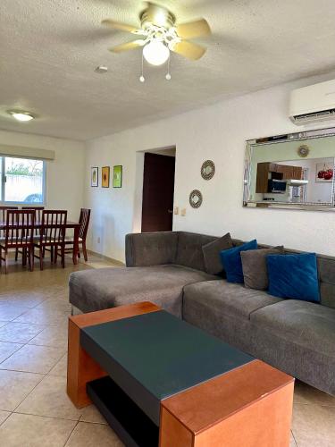 a living room with a couch and a table at Departamento en Pb frente a la alberca in Acapulco