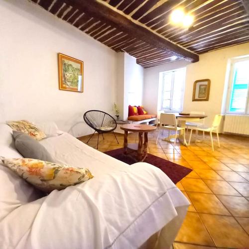 une chambre avec un lit, une table et des chaises dans l'établissement Duplex atypique centre historique, à Hyères