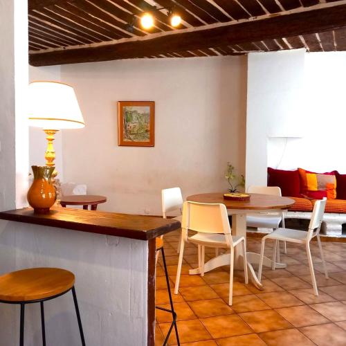 une salle à manger avec une table, des chaises et un canapé dans l'établissement Duplex atypique centre historique, à Hyères