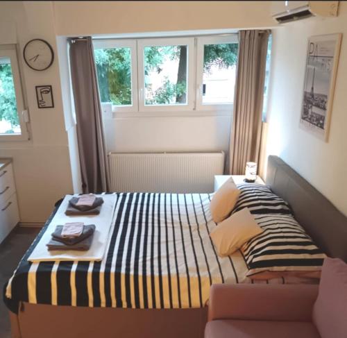 Posteľ alebo postele v izbe v ubytovaní Studio apartman Jordanovac Rebro, Self check in