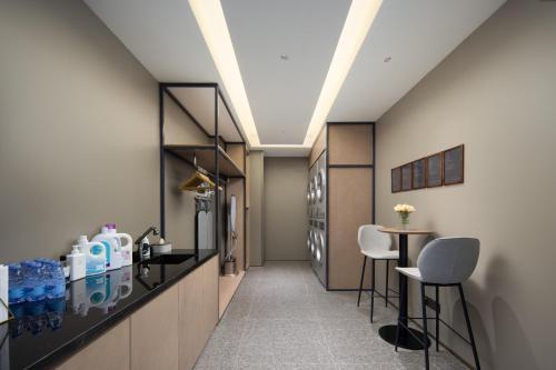 Una cocina o cocineta en Atour Hotel Wuxi East Station Yingyuehu Park Metro Station