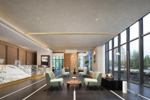 Un lugar para sentarse en Atour Hotel Wuxi East Station Yingyuehu Park Metro Station