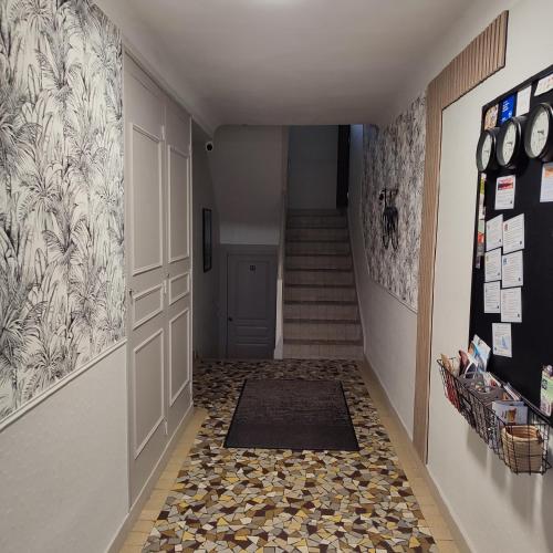 un couloir avec une porte et un sol carrelé dans l'établissement Une - Halte Entre Les Ponts - en toute simplicité, à Saumur