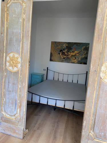 a bed in a room with a painting on the wall at Casa di legno in Città di Castello