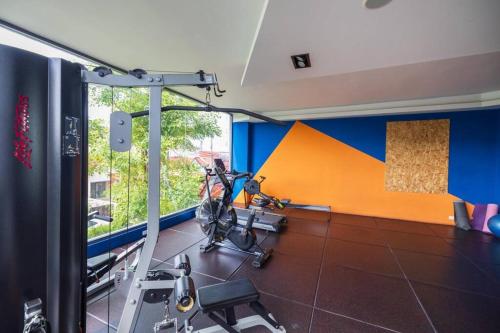Γυμναστήριο ή/και όργανα γυμναστικής στο Modern Condo near the Beach - NV531