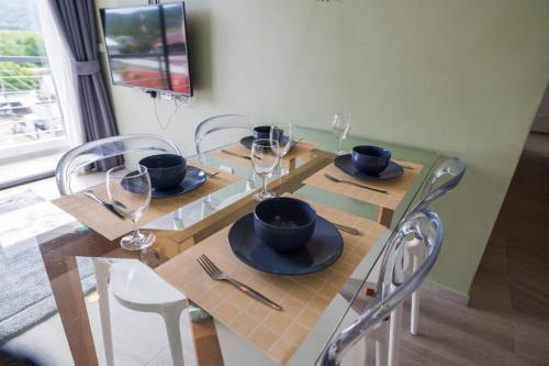 Μια τηλεόραση ή/και κέντρο ψυχαγωγίας στο Modern Condo near the Beach - NV531