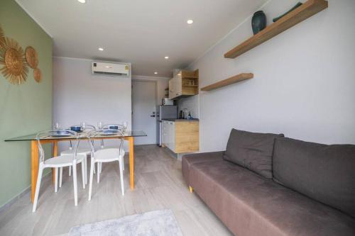 Η κουζίνα ή μικρή κουζίνα στο Modern Condo near the Beach - NV531
