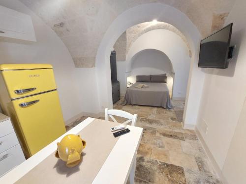 une cuisine avec un réfrigérateur jaune et un lit dans l'établissement Corso Perrini, 68, à Fasano