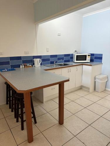 Η κουζίνα ή μικρή κουζίνα στο Cardwell Beachfront Motel
