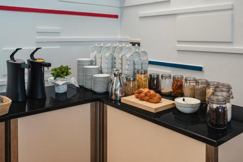 una encimera con jarras y platos de comida en Rewita Rynia, en Białobrzegi