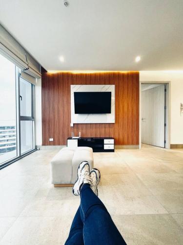 a person laying on the floor in a living room at Airbnb Guayaquil, Mall del Sol, Piso alto in Guayaquil
