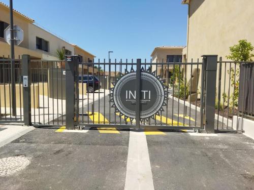 une porte munie d'un panneau devant un bâtiment dans l'établissement Maison vacances, à Aigues-Mortes
