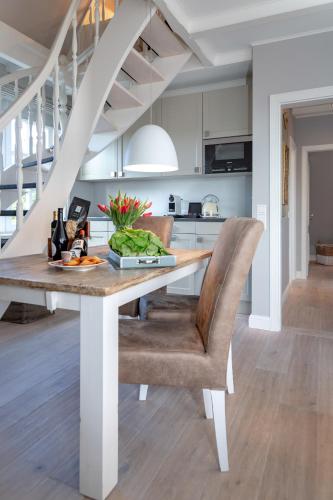a kitchen and dining room with a table and chairs at Leo in Keitum