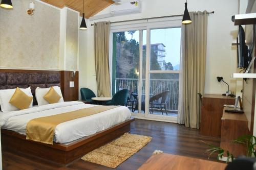 Postel nebo postele na pokoji v ubytování Hotel Le Halcyon Kasauli