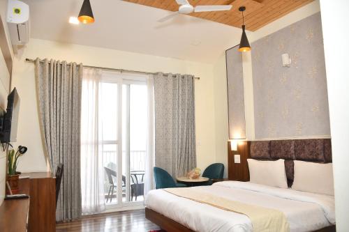 a hotel room with two beds and a window at Hotel Le Halcyon Kasauli in Solan