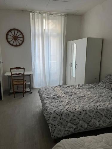 une chambre avec un lit, une table et une chaise dans l'établissement Felix YourHostHelper, à Marseille