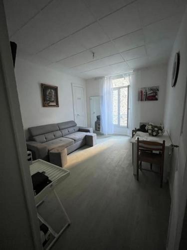 un salon avec un canapé et une table dans l'établissement Felix YourHostHelper, à Marseille