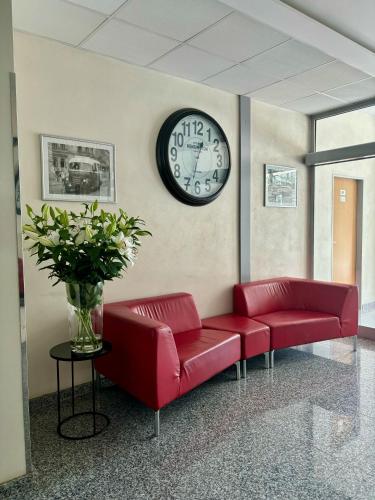 City Hotel B&B, reception 24 7, 800m od-from R1, free parkingにあるシーティングエリア