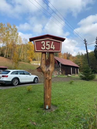 a sign on a wooden pole in the grass at vilavítkovice in Vítkovice