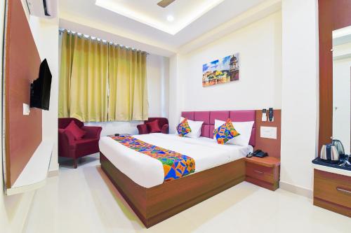 Ένα ή περισσότερα κρεβάτια σε δωμάτιο στο FabHotel Samrat Regency