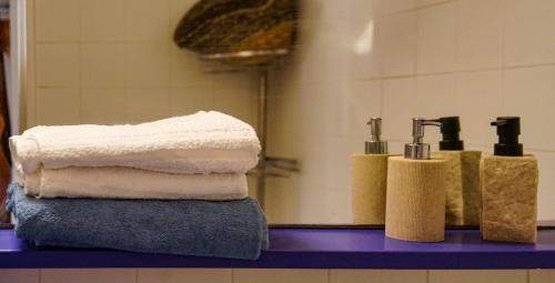 - une pile de serviettes sur un comptoir dans la salle de bains dans l'établissement T2 Climatisé Vue Mer 11ème Etage Avec Accés Plages, à Villeneuve-Loubet