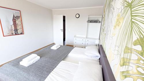 une chambre avec un grand lit avec des draps blancs dans l'établissement K4648 by Rentoom, à Toruń